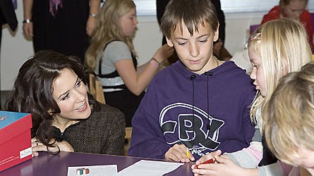 Kronprinsesse Marys samtale med børnene foregik helt på deres niveau ? i knæhøjde.