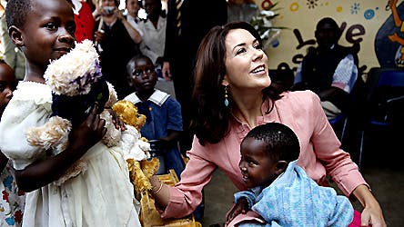 Kronprinsesse Mary fik i dag en overvældende varm velkomst, da hun besøgte organisationen Taso, der arbejder med kampen mod hiv/aids i Uganda. Pige på Marys skød hedder Claire og hun var meget glad for Marys besøg.