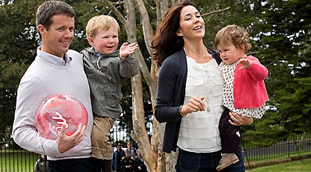 En lille kongelig familie samlet i Sydney - kronprinsparret har her en herlig dag sammen med de royale poder prins Christisan og prinsesse Isabella.