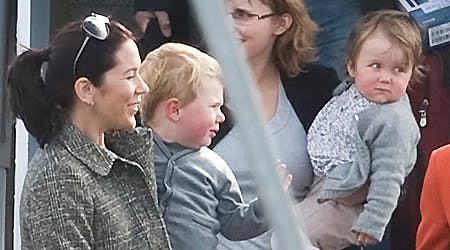 Her ankommer kronprinsesse Mary sammen med prins Christian og prinsesse Isabella i lufthavnen, efter den lange flyvetur fra Danmark til Australien.