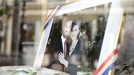 BILLED-BLADETs Marianne Singer foran bryllupskirken i Luxembourg hvor&nbsp;arvestorhertug Guillaume bliver gift med sin Stèphanie.