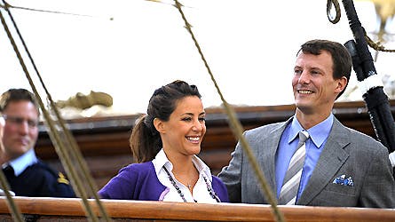 Marie og Joachim havde begge de store smil fremme, da de deltog ved indledningen til skoleskibet Danmarks sommertogt.