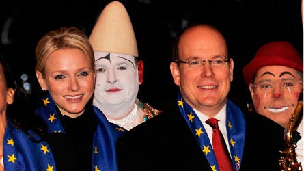 Alle de kongelige gæster fik udleveret et festligt cirkusfestival-halstørklæde. Fyrstinde Charlene bar en flot sort frakke fra Akris