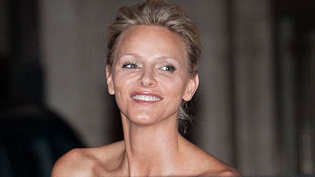 Den kommende brud Charlene Wittstock strålede lykkeligt til nattefesten torsdag aften i Monaco.