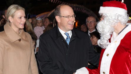 Fyrstinde Charlene og fyrst Albert møder julemanden.