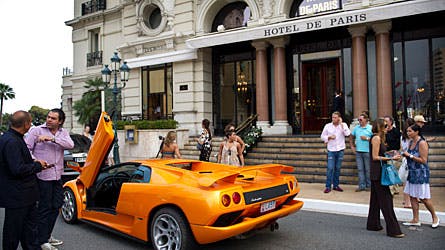 Overalt oser det af penge og enorm rigdom - her en millionklasse sportsvogn foran det berømte Hotel de Paris.