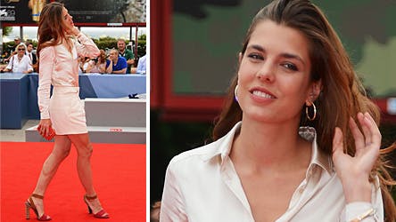 Med ægte star quality poserede Charlotte Casiraghi på den røde løber ved filmfestivalen i Venedig.