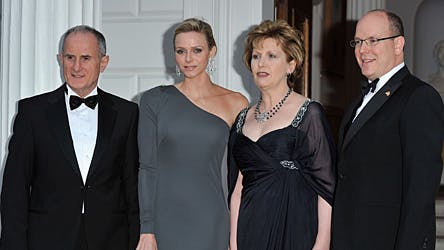 Charlene i midten ved siden af den irske præsident Mary McAleese