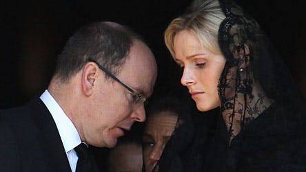 Knuget i sorg - fyrst Albert måtte støtte sig til sin forlovede Charlene Wittstock.