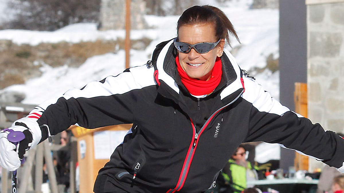 En storsmilende prinsesse Stéphanie af Monaco gør klar til en tur ud på løjperne.