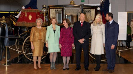 Den ene fødselar, dronning Sonja, lyste op foran guldkareten, mens kronprinsesse Mette-Marit og prinsesse Märtha Louise var klædt i afdæmpede farver