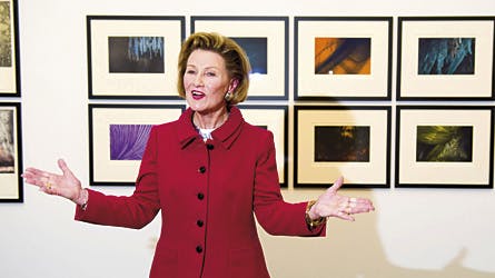Dronning Sonja var i højt humør, da hun selvsikkert præsenterede sine otte værker i det svenske Helsingborg.