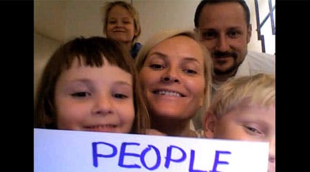 Haakon, Mette-Marit og børnene med deres besked på Youtube.