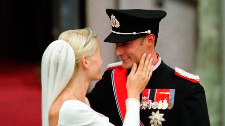 Kronprinsesse Mette-Marit og kronprins Haakon i en af deres mange kærlige stunder.