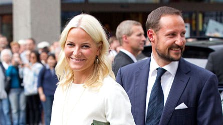 Lykkelige kronprinsesse Mette-Marit og kronprins Haakon fejrede torsdag deres 10-års bryllupsdag med festligheder i Oslo.