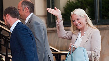 En super veloplagt kronprinsesse Mette-Marit ankommer sammen med kronprins Haakon til Hotel de Paris.