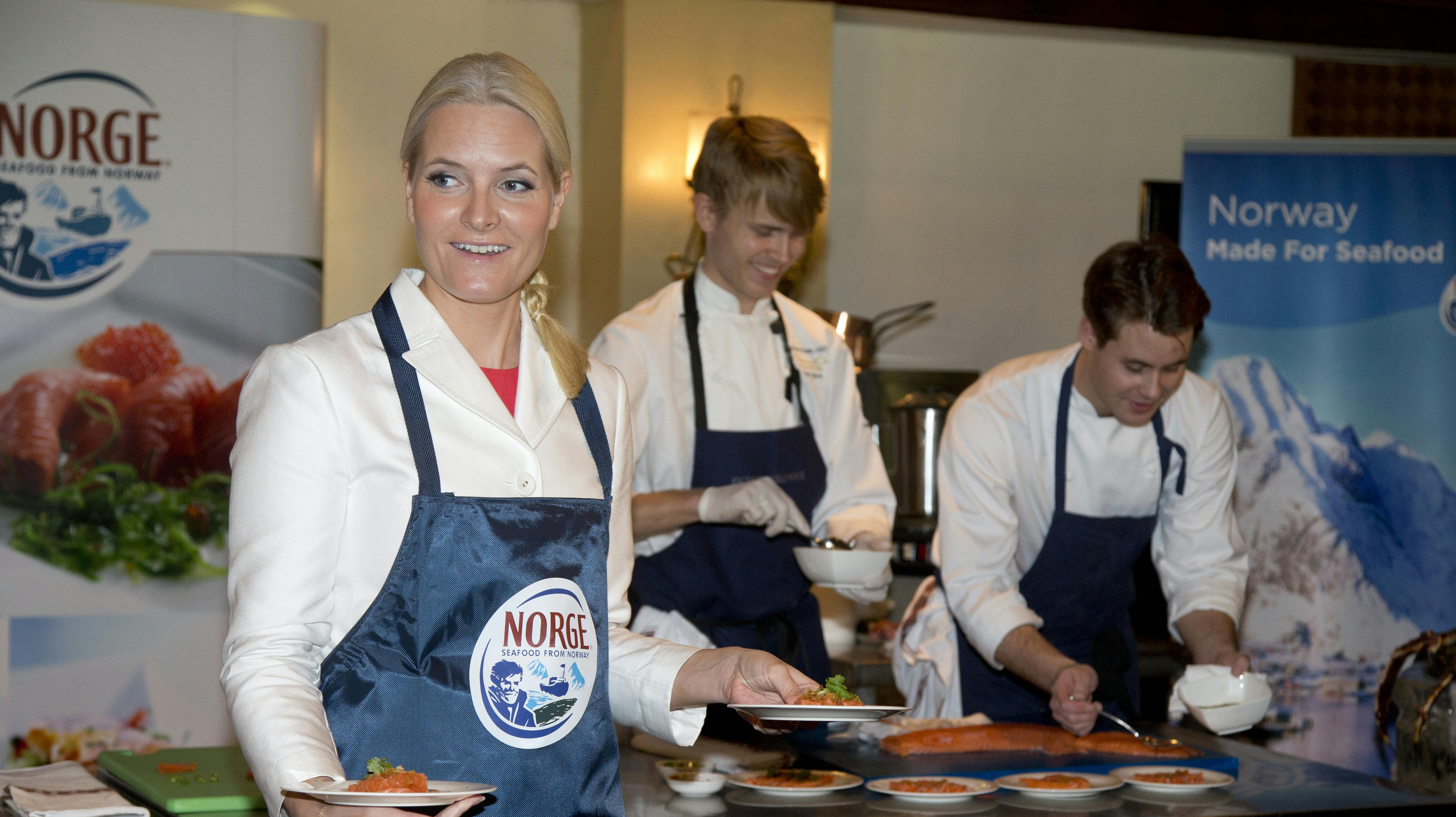 Mette-Marit, der er tidligere servitrice, kan stadig huske, hvordan man bærer tallerknerne.