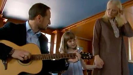 Prinsesse Ingrid Alexandra synger med, når fra og mor optræder med et musiknummer.