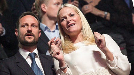 Da først musikken flød, kunne kronprinsesse Mette-Marit slet ikke lade være med at danse.