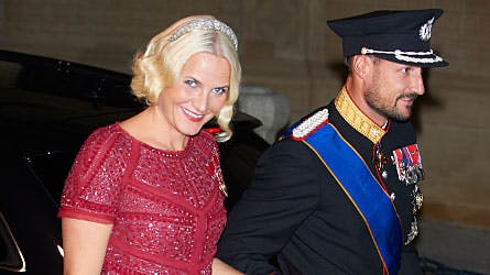 Det norske kronprinspar Mette-Marti og Haakon ankommer til den fornemme gallafest fredag aften i Luxembourg.