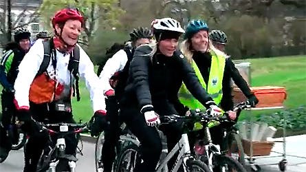 Kronprinsesse Mette-Marit og hendes medcyklister når målet for cykelturen.