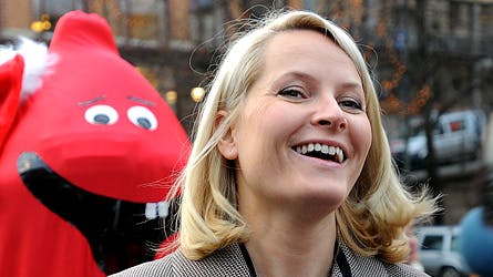 Frisk kronprinsesse Mette-Marit havde mandag sin første officielle arbejdsdag, siden hun for fire uger siden, pådrog sig en hjernerystelse.
