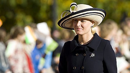 Kronprinsesse Mette-Marit var så uheldig at hun faldt og slog sit hoved, på vej til et møde, under sit besøg i Kiev.
