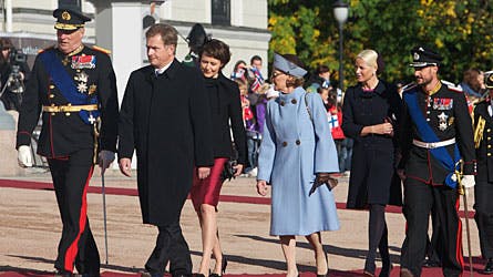 Kong Harald med sine gæster - Sauli Niinistö og hans hustru, Jenni Haukio, efterfulgt af dronning Sonja og kronprinsparret.
