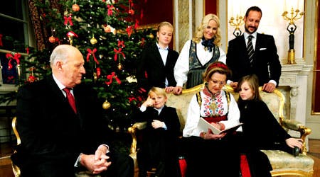 Den norske kongefamilie holder jul i bjælkehytten