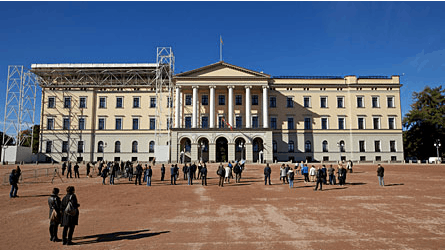 I alt måtte 14 brandenheder og 18 mand haste til kongeslottet i Oslo, da alarmen gik.