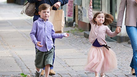 Christian og Isabella hoppede og dansede ned af gaden på vej til og fra Isabellas afdansningsbal.