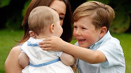 Det var rørende at se, så glad prins Christian er for sin lillesøster Josephine, der befandt sig fint på sin mors arm.