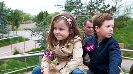 Prinsesse Isabella tog føringen på ryggen af træelefanten med storebror lige bag ved.