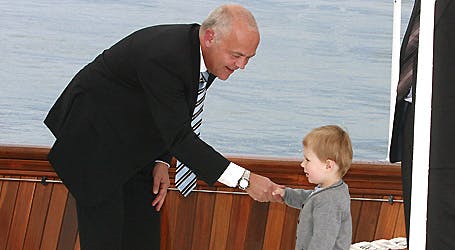 En tydeligt imponeret Jes Dorph-Petersen hilser på treårige prins Christian på Kongeskibet Dannebrog.