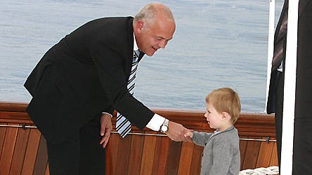 En tydeligt imponeret Jes Dorph-Petersen hilser på treårige prins Christian på Kongeskibet Dannebrog.