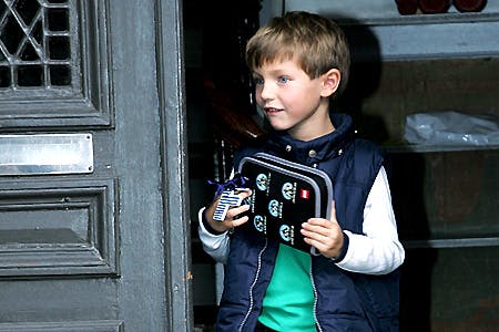 https://imgix.billedbladet.dk/media/billedbladet/kongelige/nyheder/prins-felix/august08/felix-skole2.jpg
