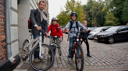 Martin Jørgensen plejer at køre prinserne til Krebs´ Skole i bil. Men på grund af afspærring i København, måtte trioen tage turen på jernhest i stedet