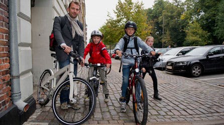Martin Jørgensen plejer at køre prinserne til Krebs´ Skole i bil. Men på grund af afspærring i København, måtte trioen tage turen på jernhest i stedet