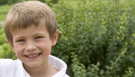 Prins Felix sender sit mest charmerende smil til fotografen.