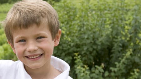 Prins Felix sender sit mest charmerende smil til fotografen.