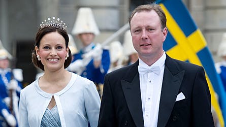 Prins Gustav og Carina Axelsson til det kronprinsesse Victoria og prins Daniels bryllup sidste år.