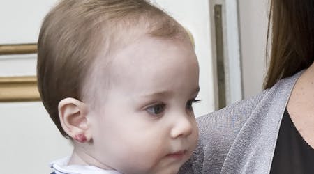 Lille prins Henrik på prinsesse Maries arm ved hofchef Per Thornits afskedsreception.