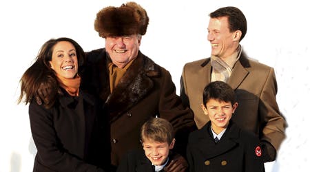 Prins Henrik krammer prinsesse Marie udenfor Møgeltønder kirke.