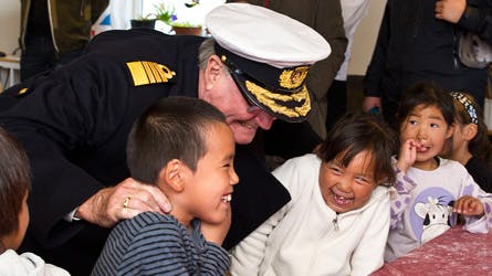 Prins Henrik fik de grønlandske børn til at grine hjerteligt i Nanortalik.