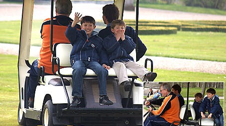 Humøret var højt, og der blev grinet i et væk, da Henrik tog sine børnebørn med ud at køre i golfvognen. Det er en dejlig tid for den kongelige familie.