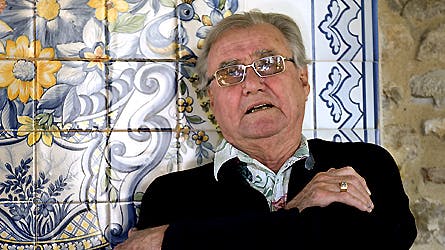 Prins Henrik elsker ferierne på Château de Cayx og nyder at sidde under halvtaget foran kaklerne, som dronning Margrethe har malet.