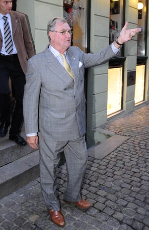 https://imgix.billedbladet.dk/media/billedbladet/kongelige/nyheder/prins-henrik/oktober08/prins-henrik-uden-stok.jpg