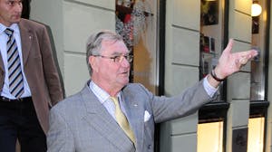 https://imgix.billedbladet.dk/media/billedbladet/kongelige/nyheder/prins-henrik/oktober08/prins-henrik-uden-stok.jpg