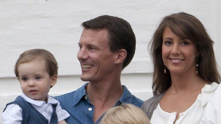 Den lille familie på Schackenborg splittes for en stund, når Joachim skal til Ghana.