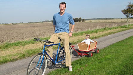 Prins Henrik er stadig for lille til at cykle, så han sad bag ved farmand på familie-cykelturen.